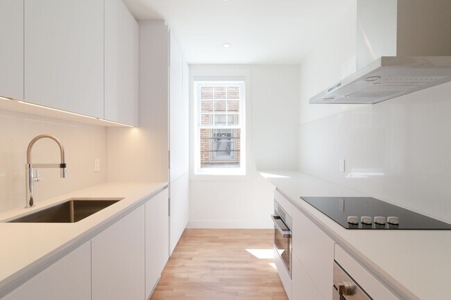 Building Photo - 2100 Rue du Fort
