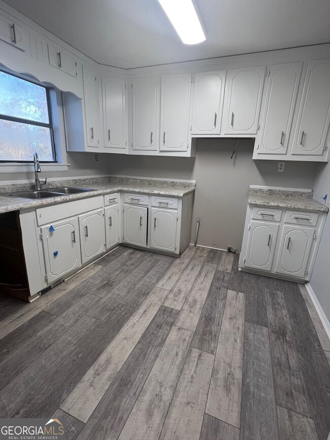 Foto del edificio - 2442 Womack Cir