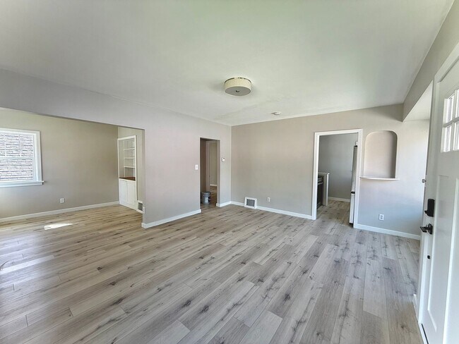 Foto del edificio - Avenues Home Available Now