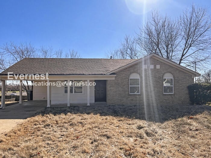 Limited Time Special Offer / 3 Bed, 1.5 Bath Home with Fenced Yard & Carport / Pet-Friendly / Com... - Limited Time Special Offer / 3 Bed, 1.5 Bath Home with Fenced Yard & Carport / Pet-Friendly / Com...