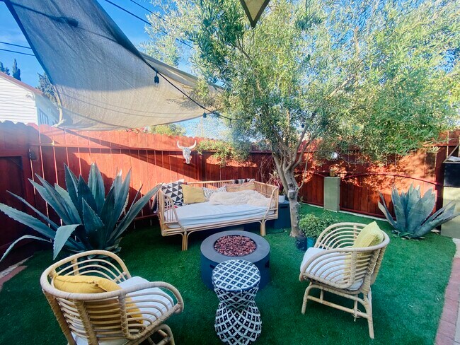 California boho private yard - 843 Coronado Ter