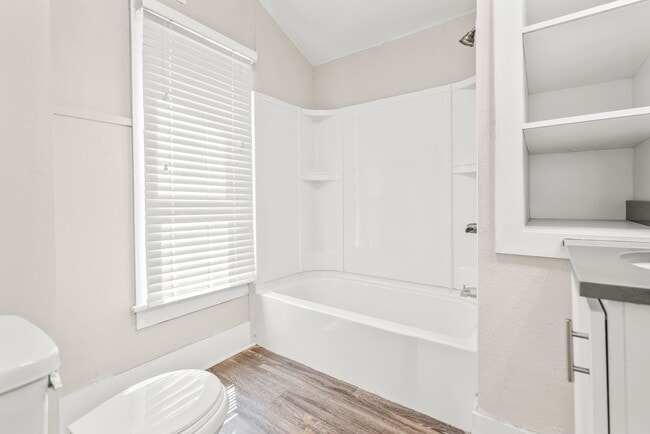 Building Photo - 2522 Iowa St