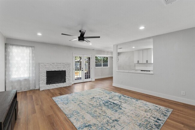Foto del edificio - 7806 Woodcroft Dr