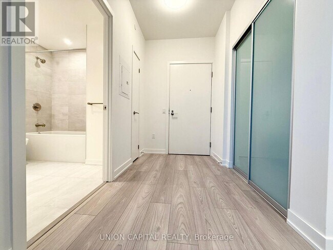 Photo du bâtiment - 110 Broadway Ave