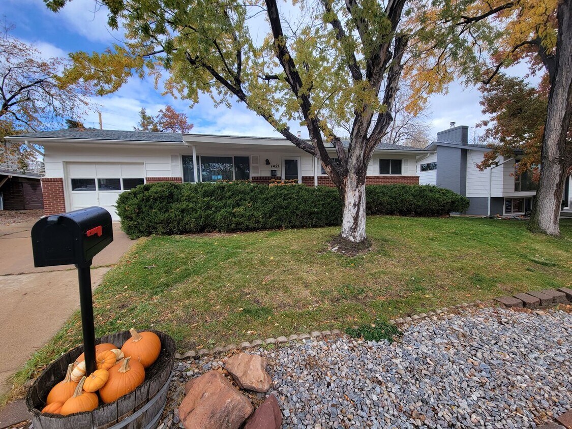 Foto principal - Newly renovated 5 bedroom, 2 bathroom home...