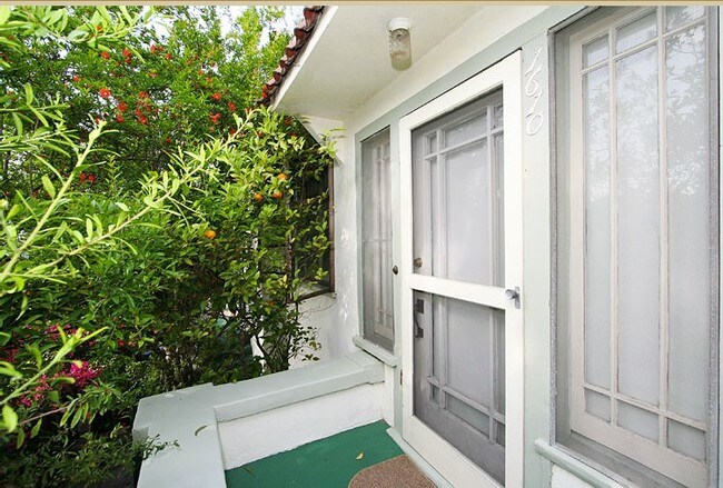 Cottage w/Front Porch - 1610 Cerro Gordo St