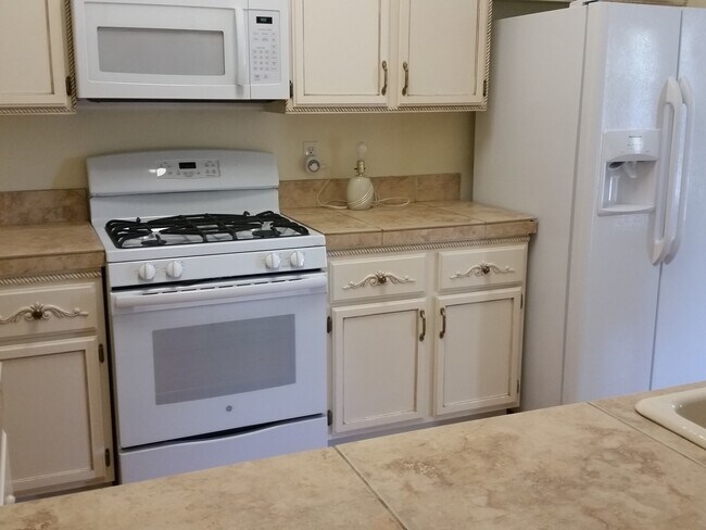 Building Photo - 3 Bedroom * 1 Story * RV Parking