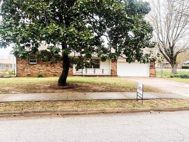 Building Photo - 3 Bed, 2 Bath Home with Charming Porch and...