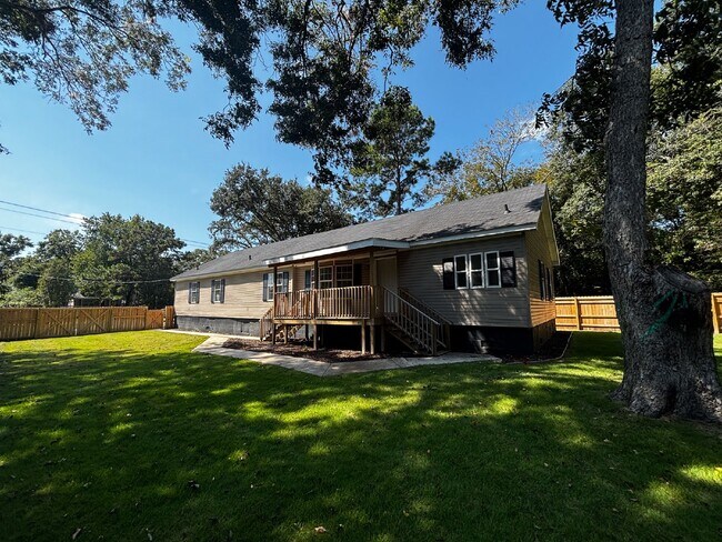 Foto del edificio - Spacious 4-Bed, 3-Bath Retreat on Greenhill Rd – 2000 Sq Ft of Charleston Charm!