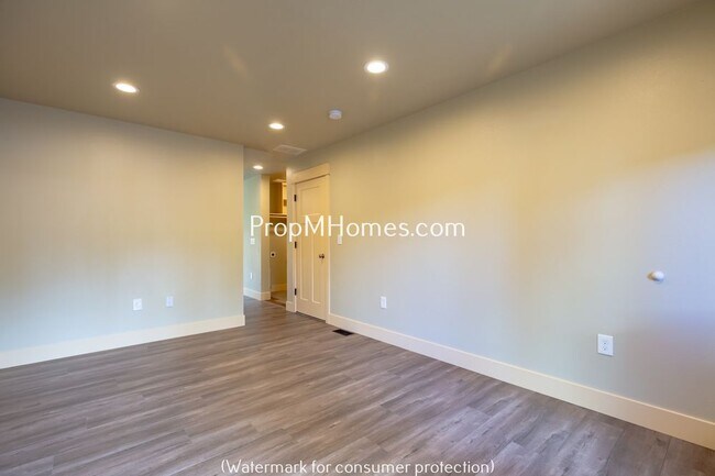 Building Photo - 5932 SE 136th Ave