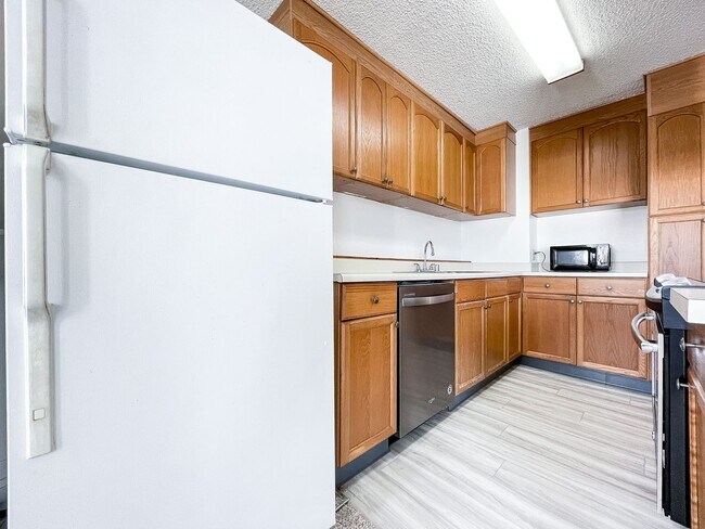 Building Photo - Centrally Located Honolulu Condo with Assi...