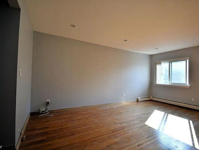 Foto del edificio - 900 Midland Ave