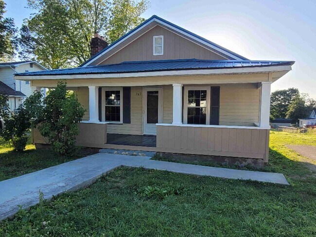 Building Photo - 707 Hall St
