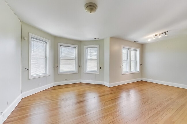 Building Photo - 6321 N Artesian Ave