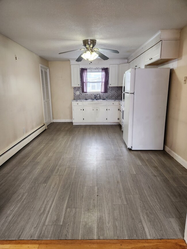 Building Photo - 3 Paris St