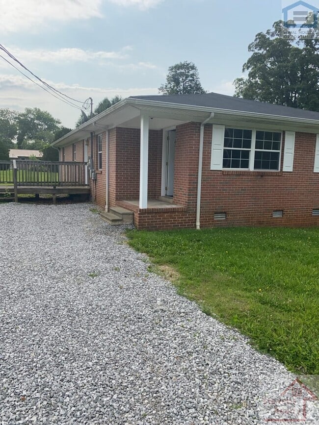 Building Photo - 207 Bermuda Dr