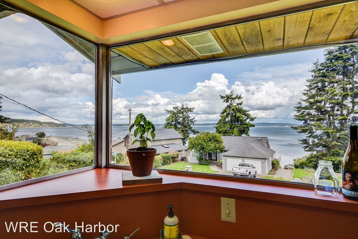 2 br, 1.5 bath House 353 Marine Dr House Rental in Coupeville, WA