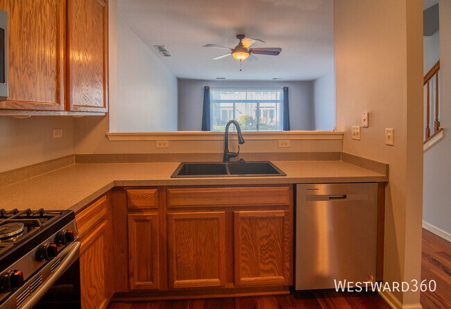 Foto del edificio - 2486 Golf Ridge Cir