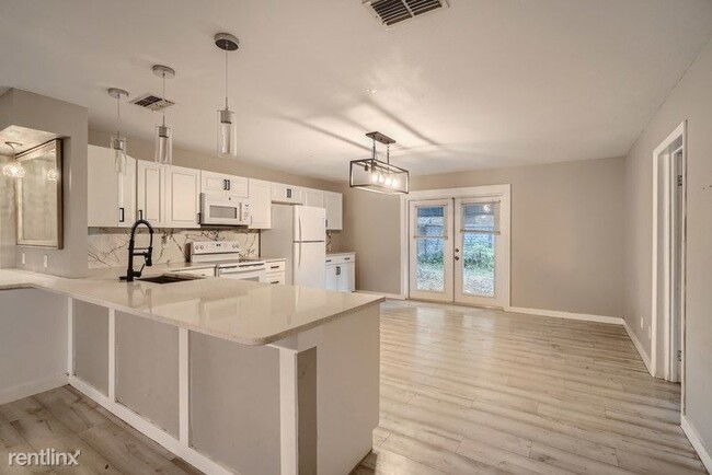Building Photo - 4 br, 2 bath House - 2058 Poinsetta Avenue...