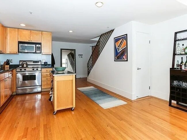 Foto del edificio - Soma 1x1.5 oversized loft with parking and laundry