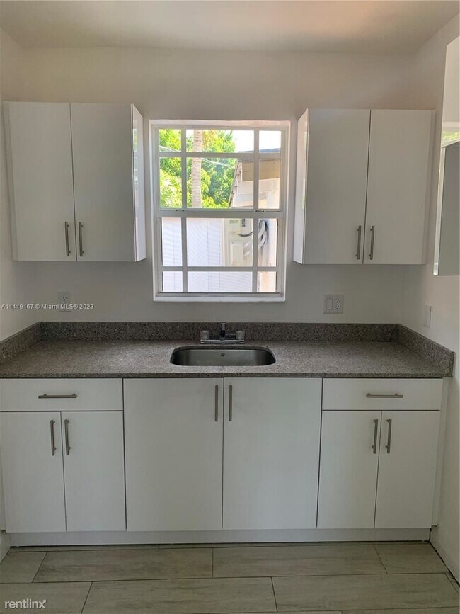 Foto del edificio - 2 br, 1 bath House - 2003 SW 25th St