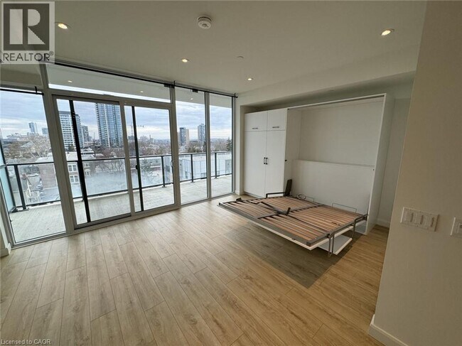 Photo du bâtiment - 741 King St W