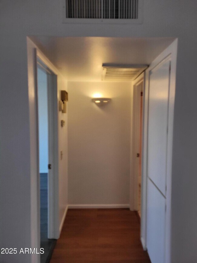 Building Photo - 10060 W Royal Oak Rd