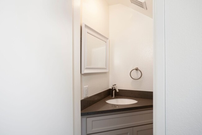 Building Photo - Fabulous Fully Updated 2BR/1.5BA in the he...