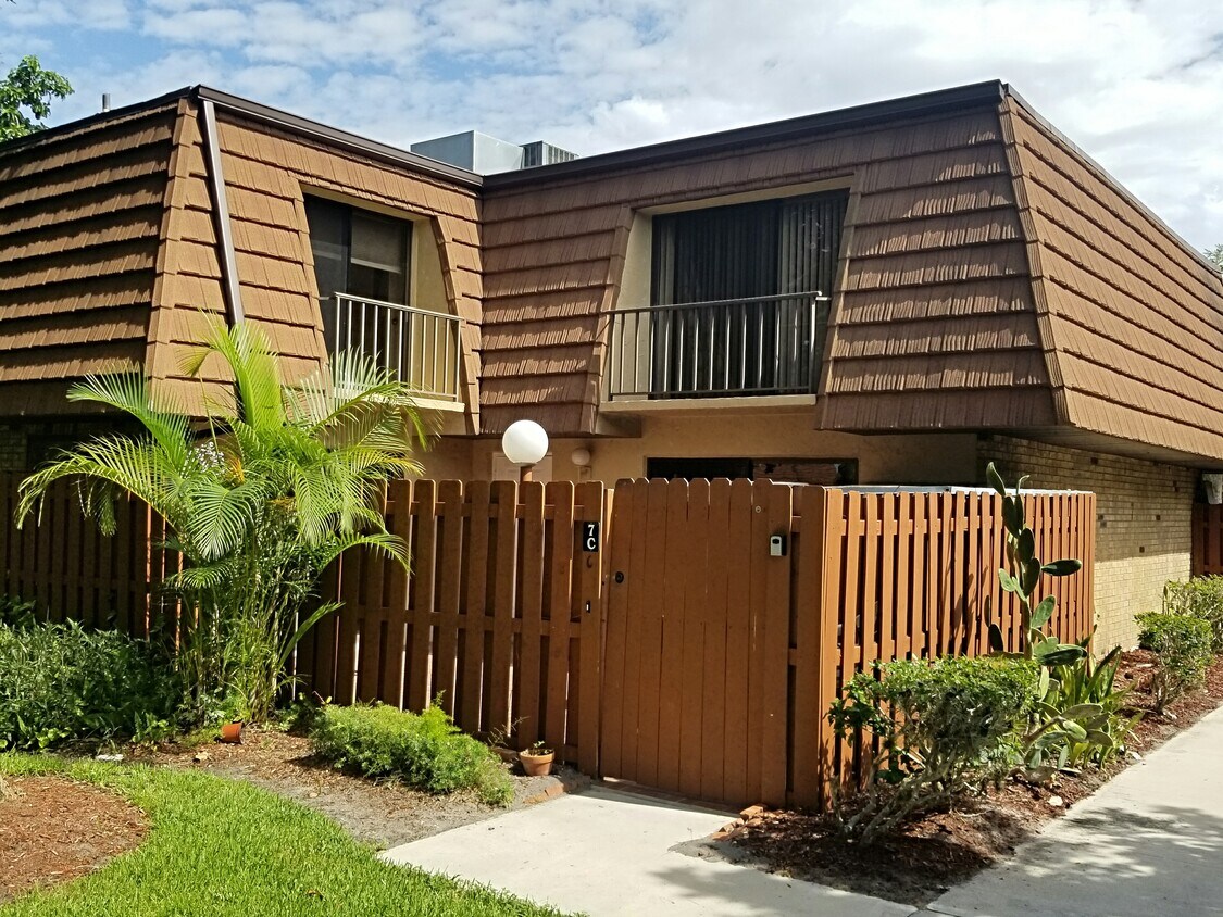 1402 Nebraska Ave, Fort Pierce, FL 34950 Townhome Rentals in Fort