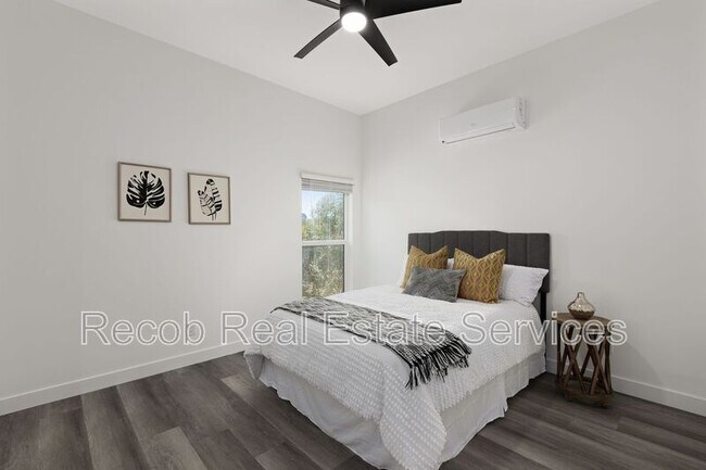 Foto del edificio - 1704-1710 Hanford Dr