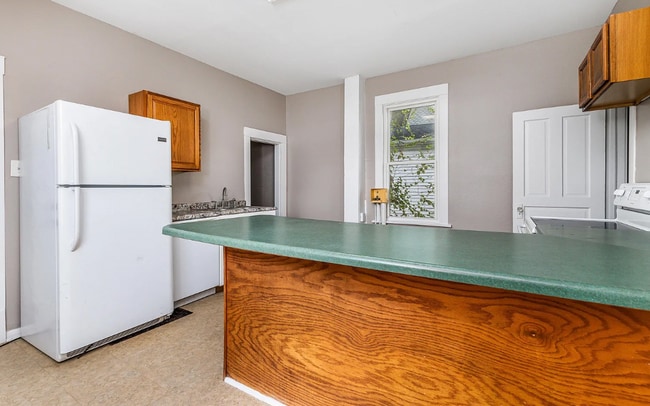 Foto del edificio - Charming 3-bedroom 1-bathroom single family house rental with a fenced in yard