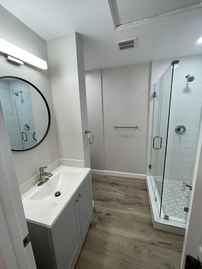 Baño #1 - 1010 Cypress Ave