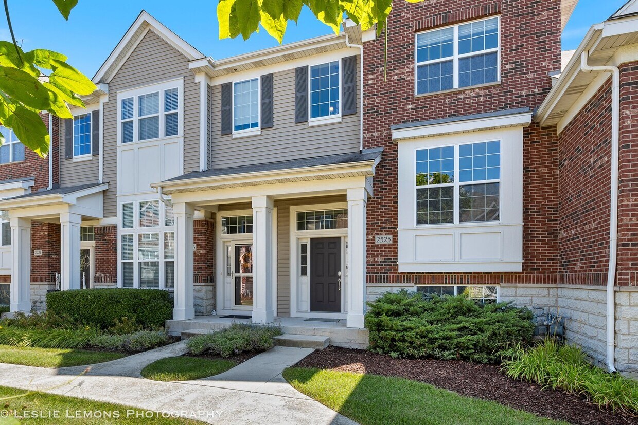 Primary Photo - 2525 Dunraven Ave