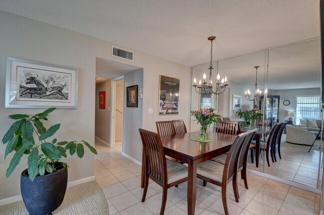 Foto del edificio - 230 E High Point Ct