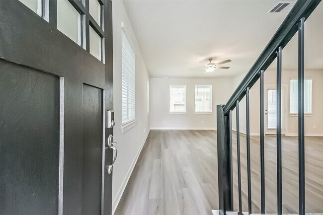 Building Photo - 583 Avisa Dr