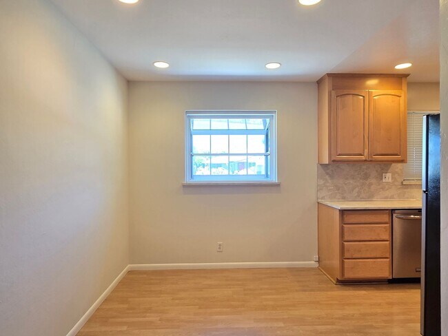Foto del edificio - Spacious Split Level Home, Wood Floors, Fr...