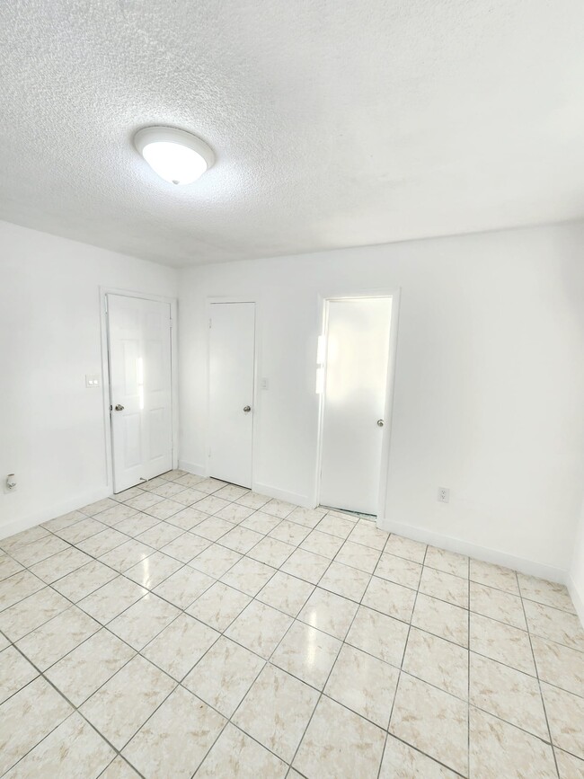 Building Photo - Buena Ventura