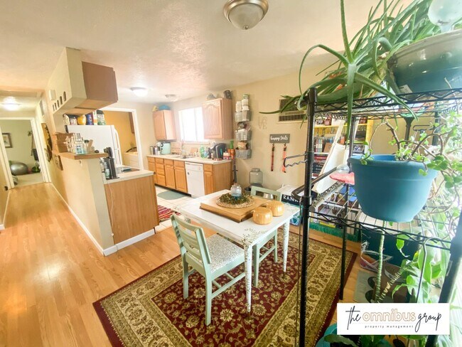 Building Photo - 2BD/1BA Home with Great Outdoor Space!