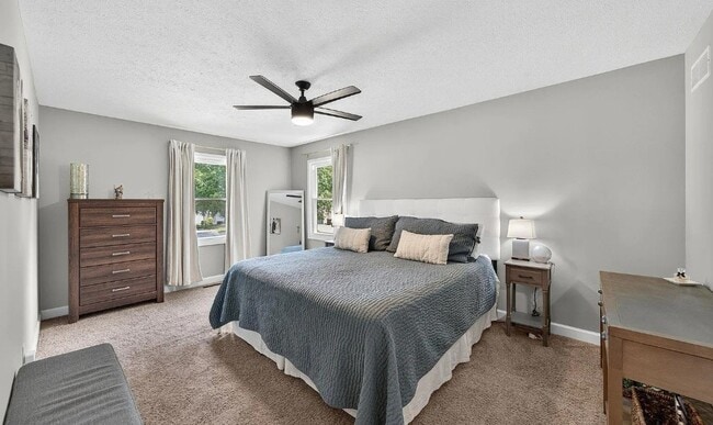 Building Photo - 2204 Spring Hill Dr