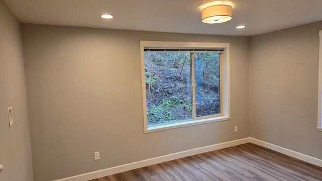 Building Photo - Studio apartment in the Thurston Hills!