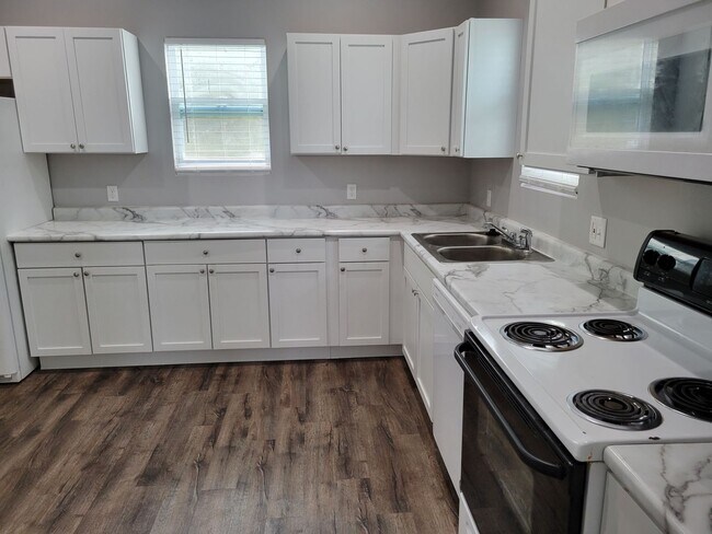 Building Photo - Glacier Valley Duplex