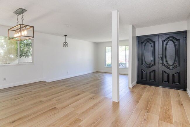 Foto del edificio - Spacious 3-Bedroom Home with Pool, Jacuzzi...