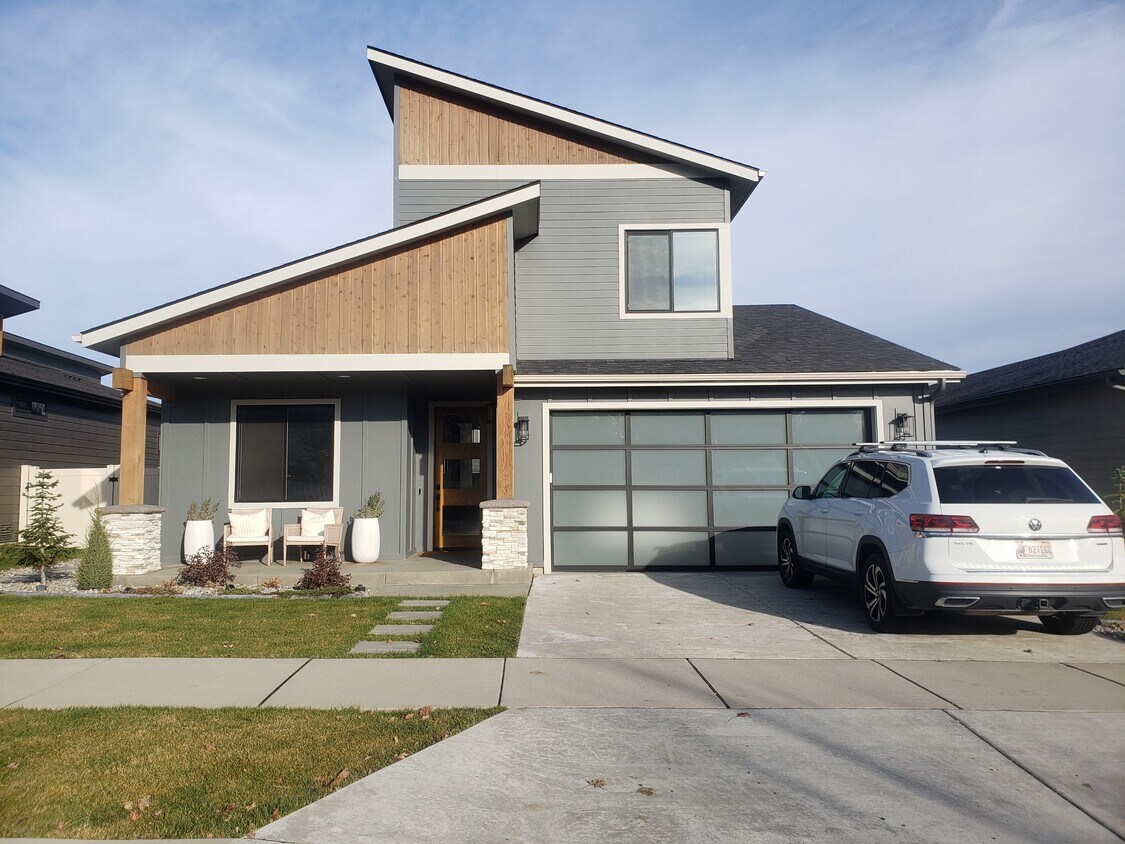 6930 N Courcelles Pkwy, Coeur d'Alene, ID 83815 House Rental in Coeur