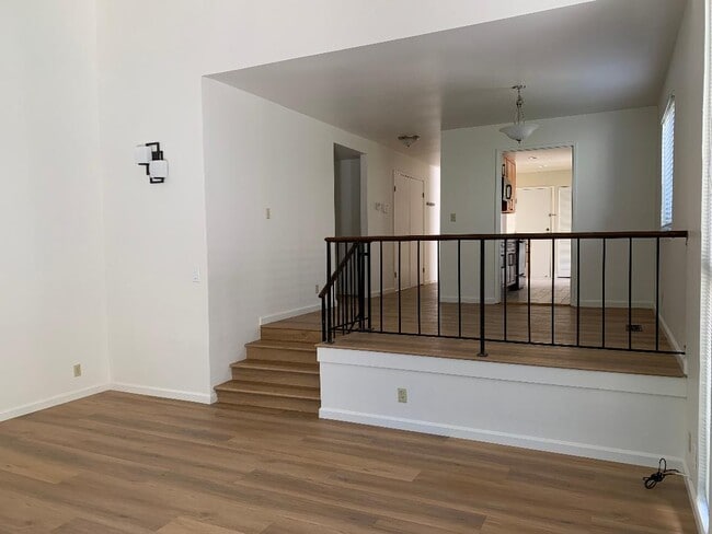 Building Photo - 16 Fairway Pl