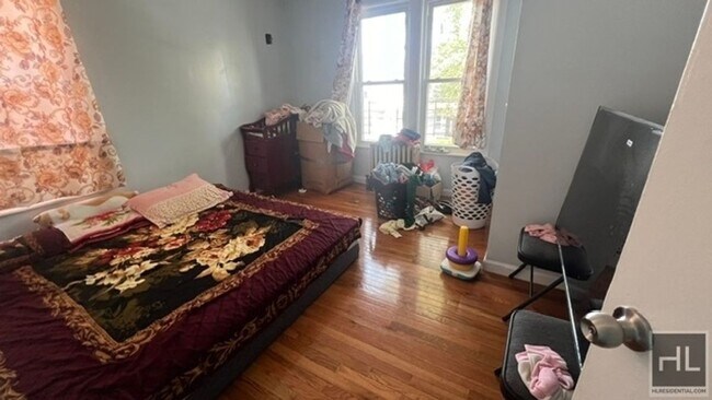 Building Photo - NEWL Y RENOVATED  LARGE 2 BEDROOMS EAST 46...