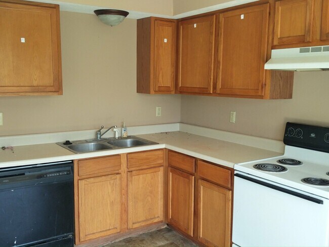 Building Photo - A great 4 Bedroom 3 Full bath town home in...