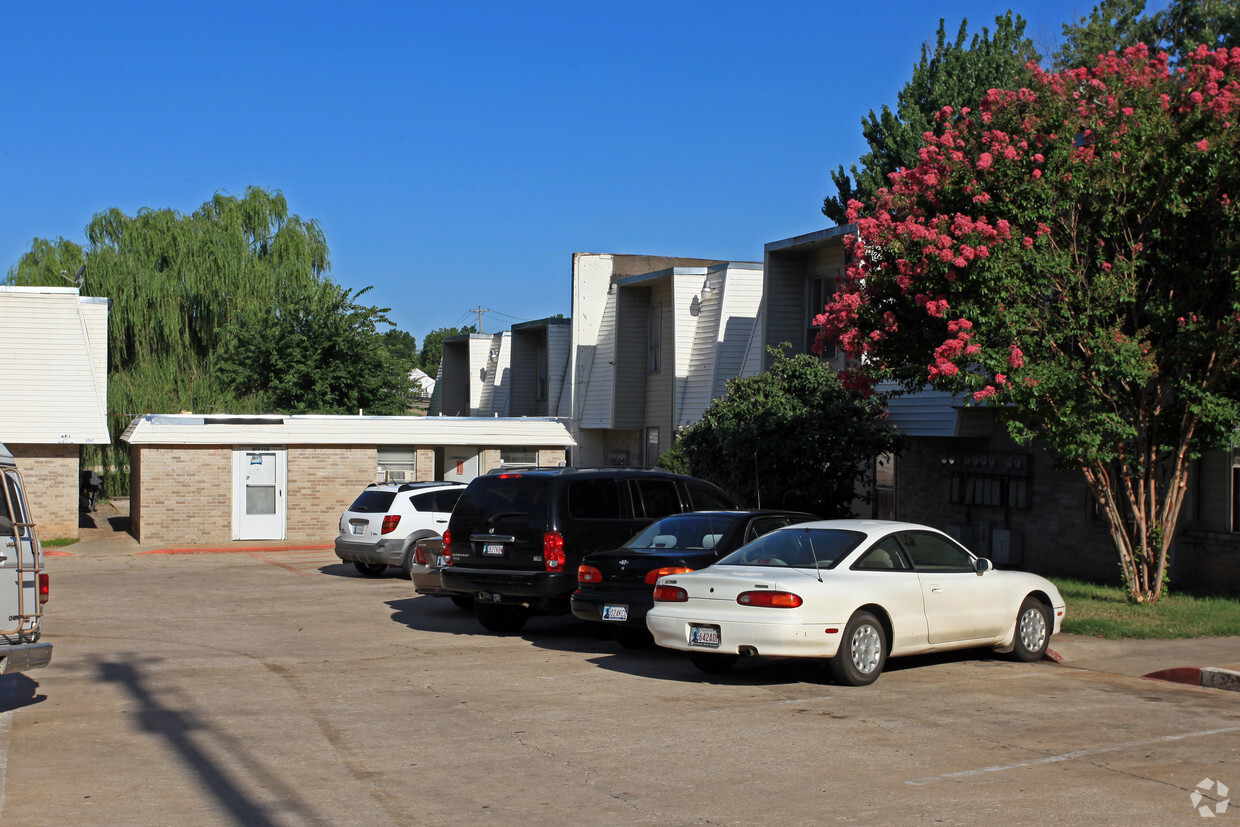 Building Photo - Woodward Manor