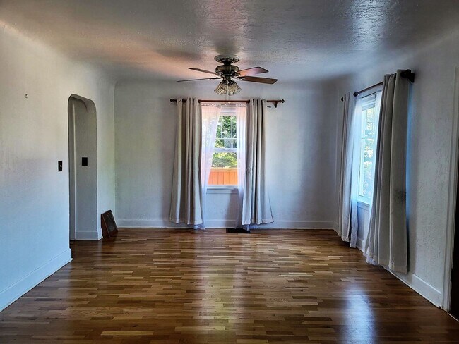 Building Photo - Charming 4 Bedroom Home in Convenient Brem...