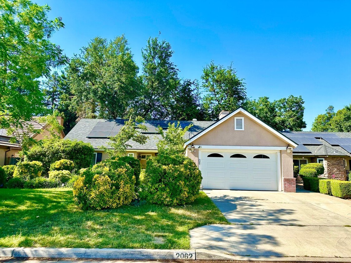 Primary Photo - 3 br, 2 bath House - 2062 E Cromwell Ave