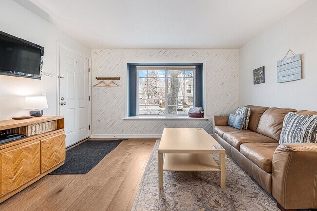 Foto del edificio - Cozy 2-bed townhome w/ laundry and communi...